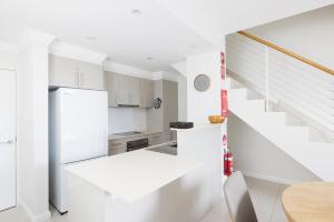 Aura 10 Shoal Bay