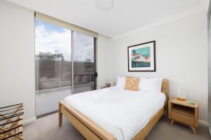 Aura 10 Shoal Bay