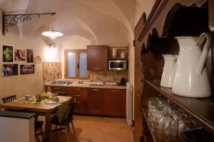 IN CENTRO Città, nei vicoli del Borgo