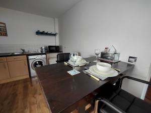 Pass the Keys Spacious Central Apartment with Free Parking