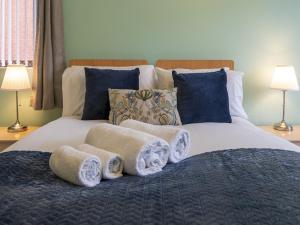 Lovely 4BR Home w Garden 7 Min from City Centre - Pass the Keys