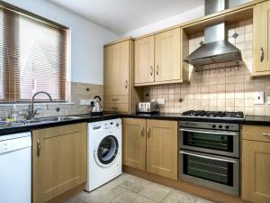 Lovely 4BR Home w Garden 7 Min from City Centre - Pass the Keys