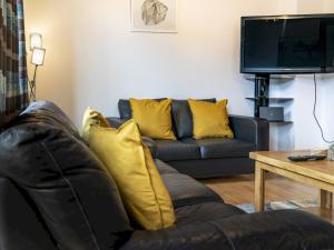 Lovely 4BR Home w Garden 7 Min from City Centre - Pass the Keys