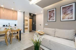 Poznań Sobczaka Apartment with Parking by Renters