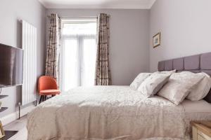 4 bedroom house, 2 Min Walk From Station