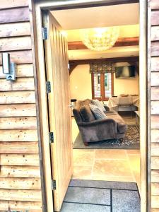 Quality Oak Barn with Hot Tub and Parking