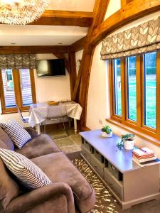 Quality Oak Barn with Hot Tub and Parking