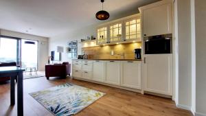 Komfortable strandnahe Ferienwohnung A103 mit Terrasse und Meerblick in 10ter Etage