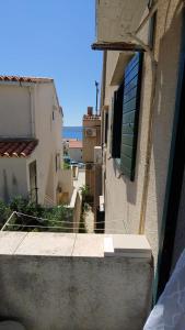 Studio apartment in Bol with balcony, air conditioning, WiFi, washing machine 3634-3