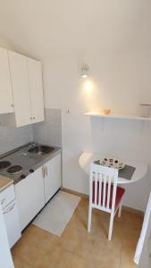 Studio apartment in Bol with balcony, air conditioning, WiFi, washing machine 3634-3