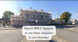 Appartements Parking rue Gratuit, Tout equipe, Bien neuf, Balcon prive, Matelas Bultex, 8mn a pied RER C Paris - Dourdan, Centre Hospitalier et Centre Ville a pied, 1er etage : photos des chambres