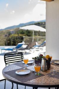 Villa vista mare con piscina a Sarmuci