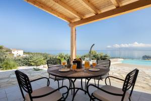 Villa vista mare con piscina a Sarmuci