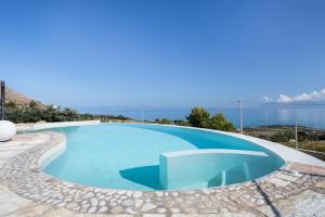 Villa vista mare con piscina a Sarmuci