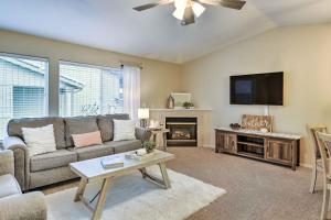 Charming Anchorage Townhouse with Fire Pit! - 3hvězdičkové hotely ve městě Anchorage