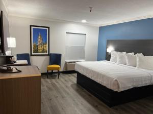 Large King Room - Non-Smoking room in Americas Best Value Inn - South Bend