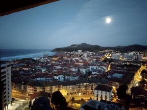 OFERTA ESPECIAL ÚLTIMA HORA - SARAKATUA15 - vistas espectaculares - familias y parejas - 2 dormitorios independientes - amplio salón cocina comedor - tarjeta parking OTA GRATIS - Julio y agosto estancia mínima 7 noches de domingo a domingo -