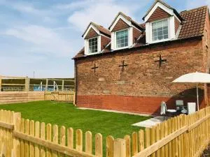 Grove Farm Old Granary, 1st floor Loft Apartment, Includes Continental Breakfast - Swinderby