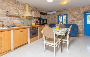 Awesome Home In Mihelici With Wifi 
