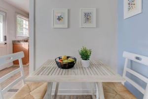 Walk to the Best of Midtown Charming Cottage