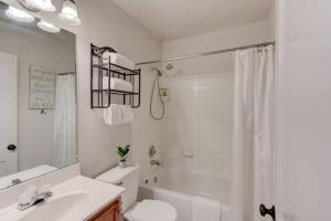 Walk to the Best of Midtown Charming Cottage