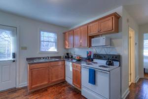 Jolly Jefferson Ave Walk to the Best of Midtown