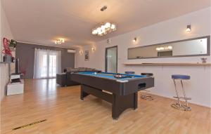 Amazing Home In Frkeci With Wifi