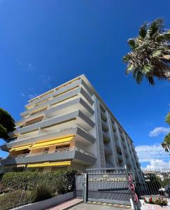 Seafront - beautiful flat with aircon and comfortable loggia