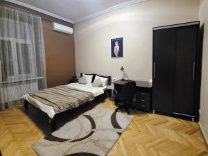 В центрі м.Чернівці 2 кімнатна затишна квартира.