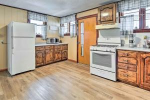 Hilltop Home with Grill, In Wayne Natl Forest