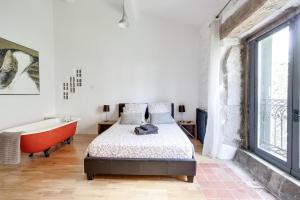Villas Le Manoir d'Amiel a secret 16 bedroom garden oasis for groups up to 30 : photos des chambres