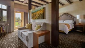 Vineyard View ADA Suite room in Vintners Resort