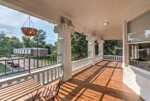Historic but Modern with Relaxing Natural Light