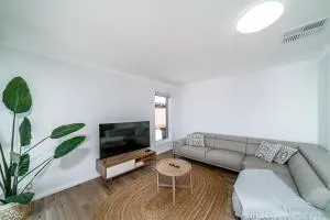 Modern Escape in Quiet Neighbourhood - Narrandera