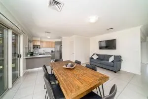 Light & Bright Homely Villa - Lankeys Creek