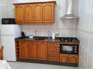 adosado cerca del mar