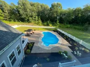 9 Bedroom Saratoga Estate, Heated Pool, HotTub, Firepit, BBQ By Town, Track, Golf, Beach, Lake, Hiking, Ski, and SPAC - Wilton