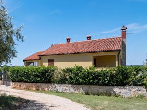 Secluded Apartment in Pore with Garden