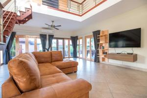 Beautiful 5BR Villa Felicity, Pool & Garden, near Naiharn