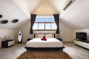Beautiful 5BR Villa Felicity, Pool & Garden, near Naiharn