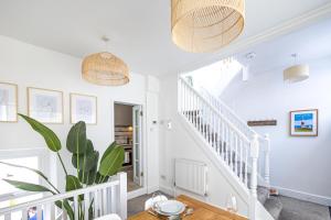 Bright & beautiful 4 bedroom house with sea views