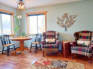 2mins to Town, AC & Sauna, Self Check-in, Full Kitchen, Free Laundry & Parking, Family Pet Friendly, Comfortably Sleeps Up To 10