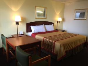 Standard King Room - Smoking room in Super 8 by Wyndham Bakersfield/Central