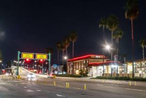 Super 8 by Wyndham AnaheimDisneyland Drive