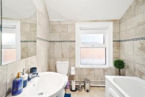 Central Luxury House with Fast Wifi