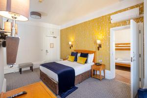 Family Connecting Room with Air Conditioning room in Durley Dean