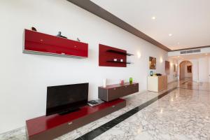 Spacious Seafront APT with Living, Sofa, WIFI & AC by 360 Estates