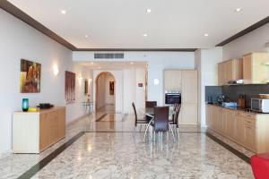 Spacious Seafront APT with Living, Sofa, WIFI & AC by 360 Estates