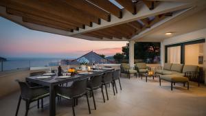 SEAFRONT VILLA for 10 people!