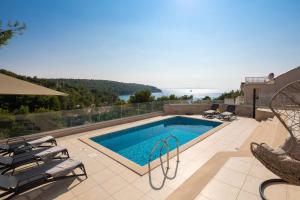 SEAFRONT VILLA for 10 people!